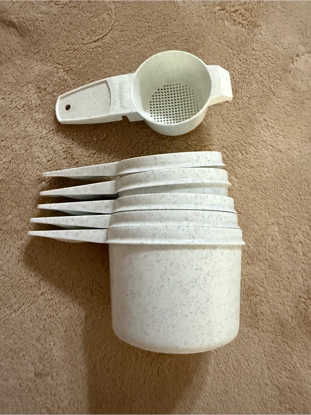 Tupperware White Speckled Measuring Cups and Strainer Set